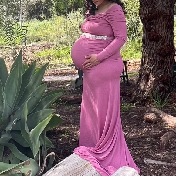 strapless open back dress Currant | Pink Crew-Neck Maternity Maxi Dress with Cape main image 1